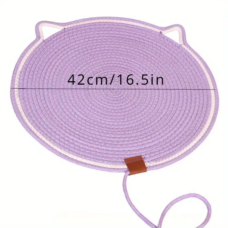 Kratzteppich für Katzen mit integriertem Spielzeug