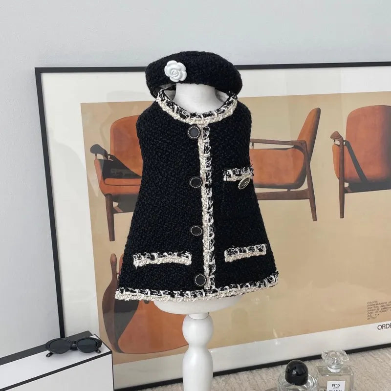 Elegantes Hundehalsband mit Schickem Hütchen und Blumenapplikation – Modisches Design für Deinen Vierbeiner