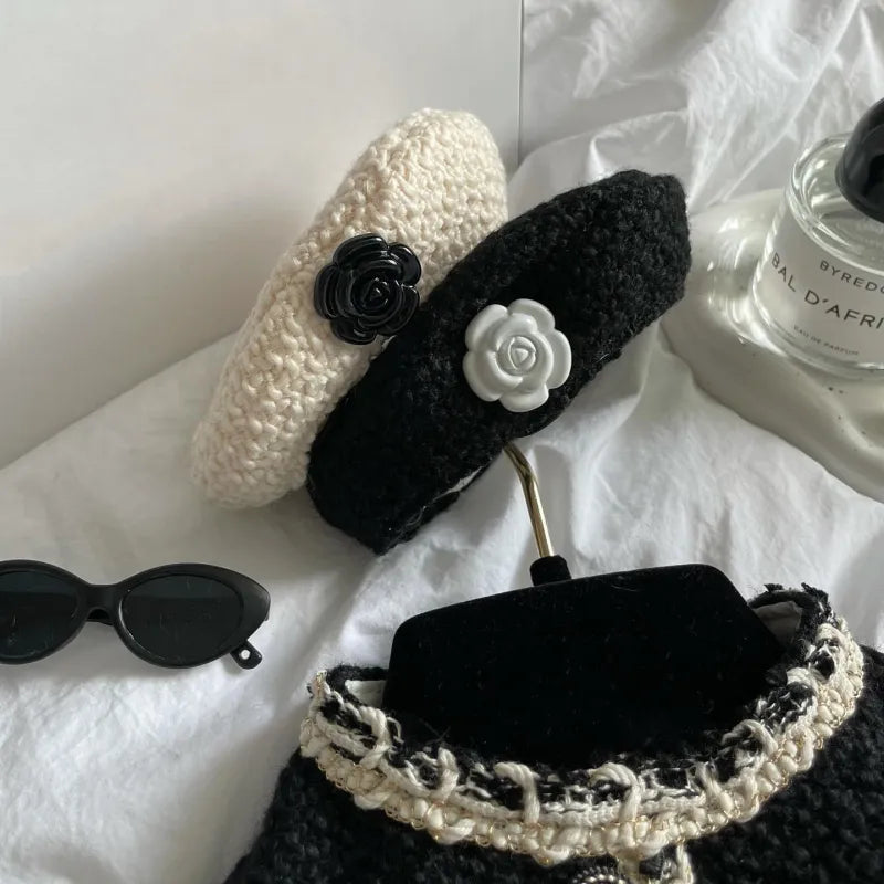 Elegantes Hundehalsband mit Schickem Hütchen und Blumenapplikation – Modisches Design für Deinen Vierbeiner