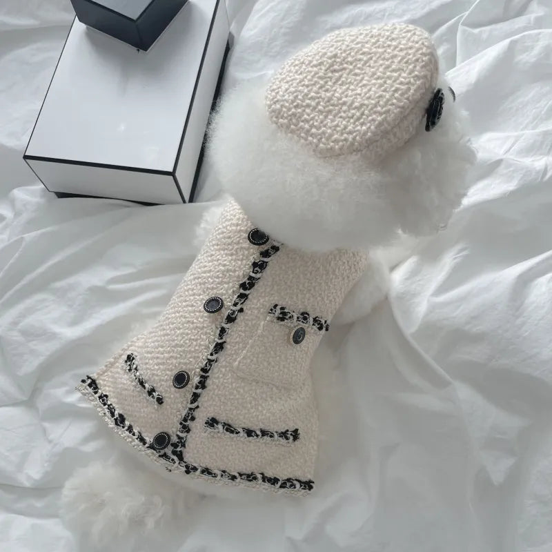 Elegantes Hundehalsband mit Schickem Hütchen und Blumenapplikation – Modisches Design für Deinen Vierbeiner