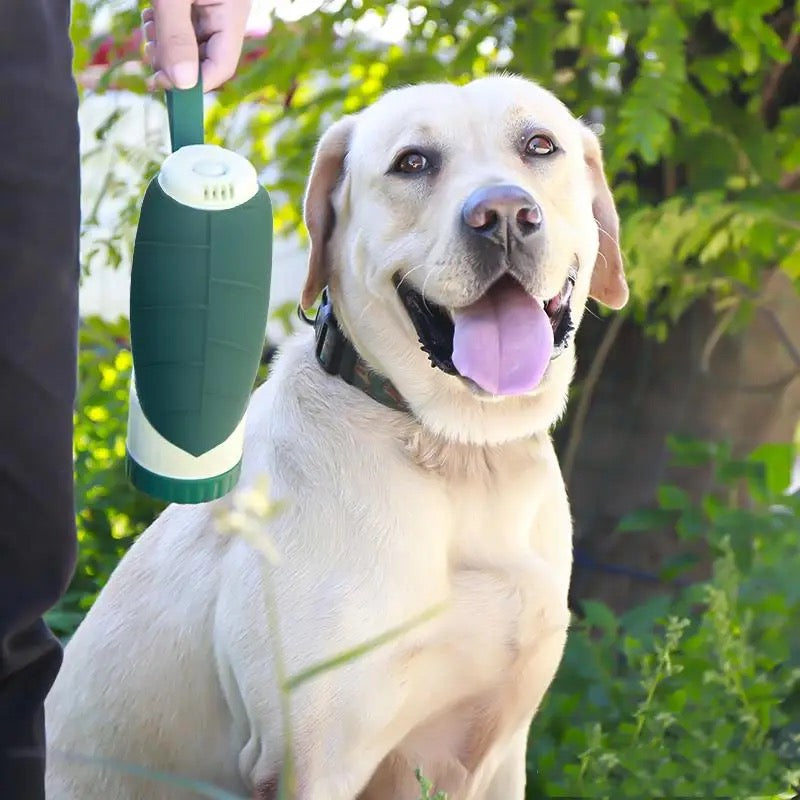 Kompakte Wasser- Und Snackflasche Für Hunde