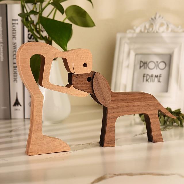 Elegante Hundeskulptur aus Holz